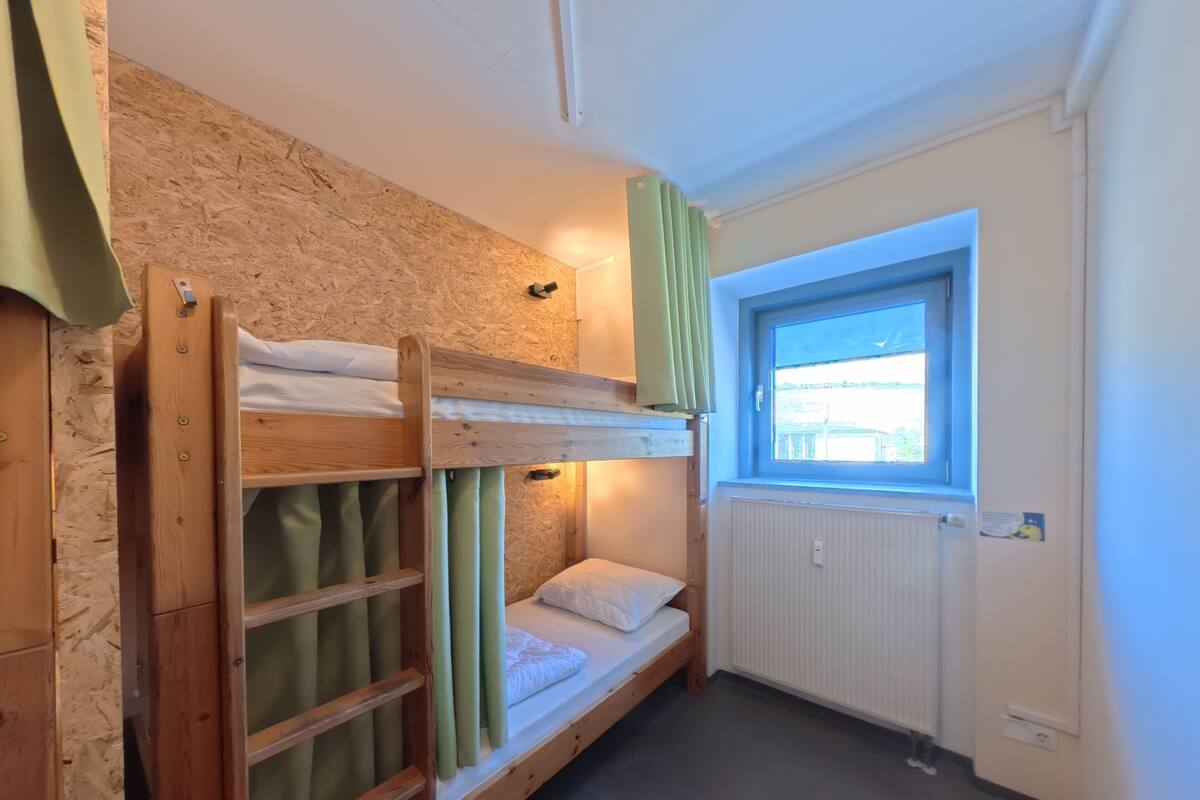 Dormitorio compartido, dormitorio mixto, baño compartido (1 bed in 10-bed room) | Sistema de insonorización, wifi gratis, ropa de cama