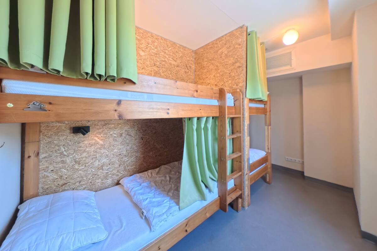 Dormitorio compartido, dormitorio mixto, baño compartido (1 bed in 6-bed room) | Sistema de insonorización, wifi gratis, ropa de cama