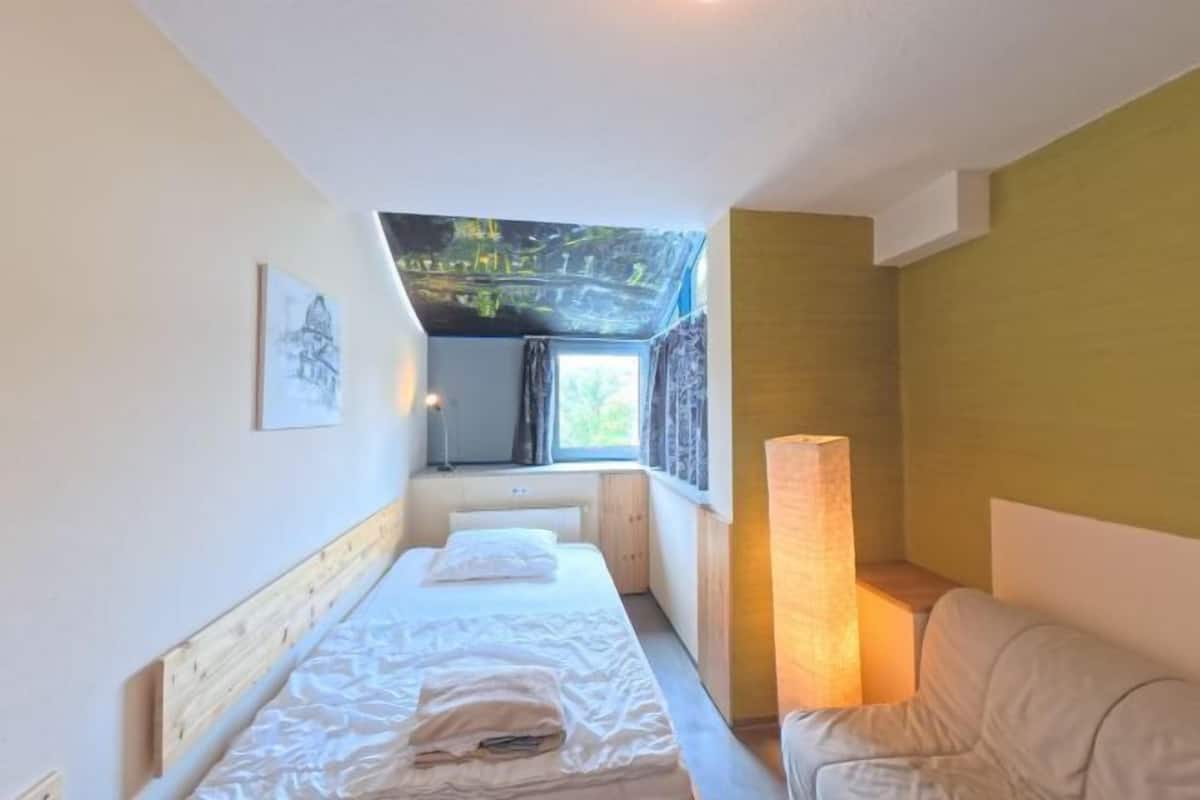 Soundproofing, WiFi (free), bed sheets