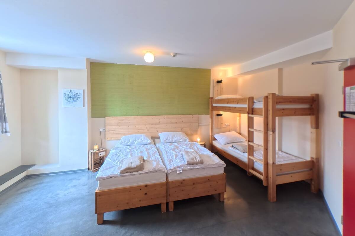 Habitación cuádruple, baño privado | Sistema de insonorización, wifi gratis, ropa de cama