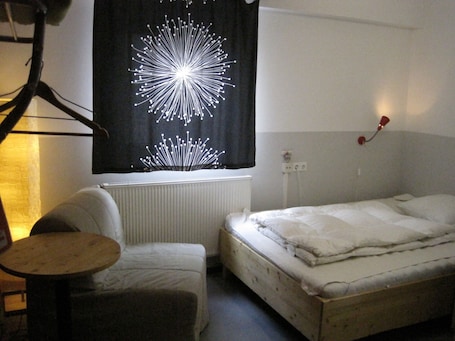 Quarto solteiro, banheiro privativo | Quartos Ć prova de som, Wi-Fi de cortesia, roupa de cama