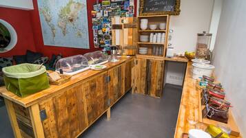 Tägliches Frühstücksbuffet (7.90 EUR pro Person)