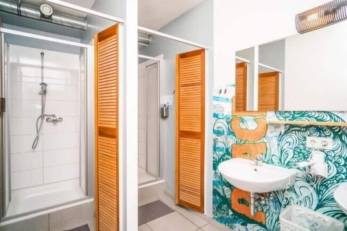 Shower, towels