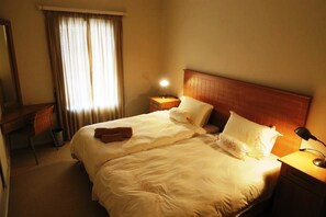 Luxury House, 3 Bedrooms | Desk - Casos Manor (Langebaan)