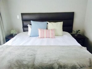 Comfort-huone, 1 makuuhuone | Tallelokero huoneessa, ilmainen Wi-Fi
