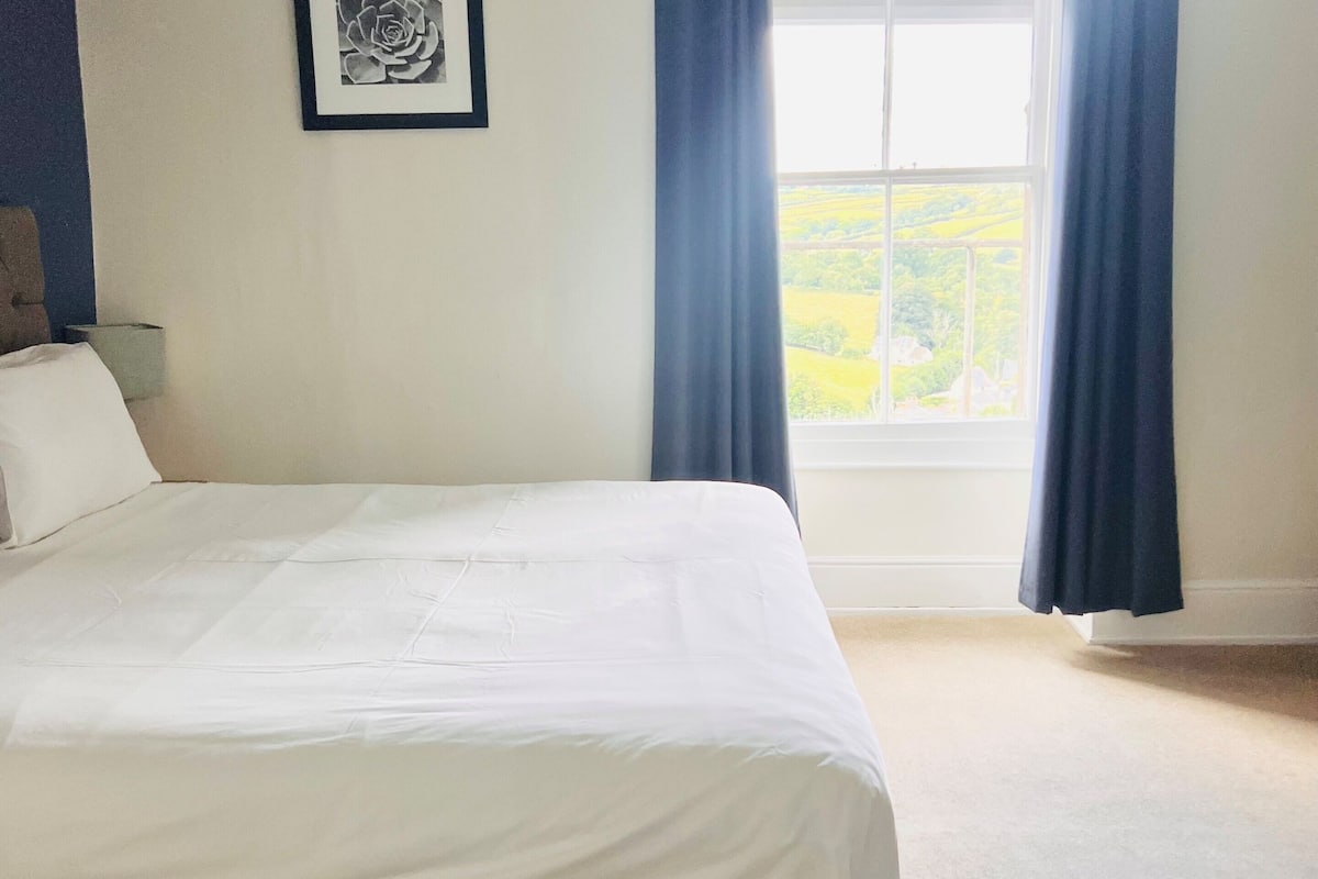 1 bedroom, premium bedding, iron/ironing board, rollaway beds