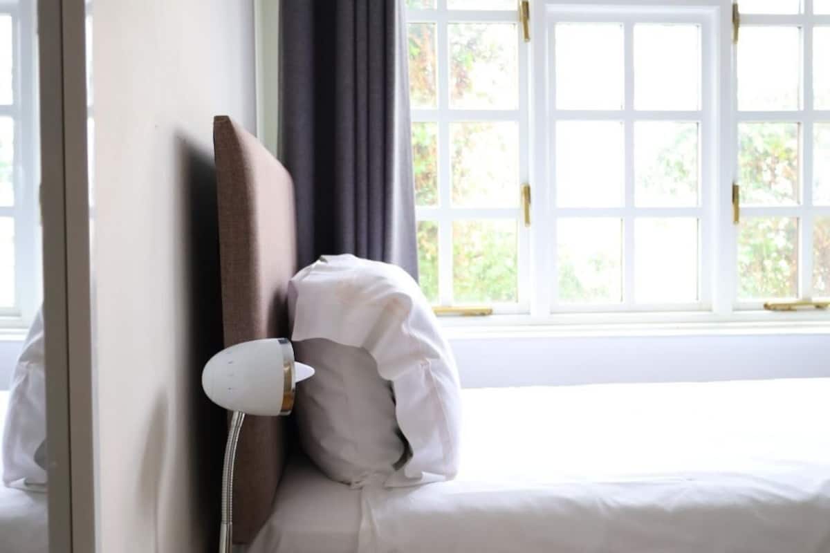 Standard Single Room | 1 bedroom, premium bedding, iron/ironing board, rollaway beds