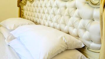 Quarto casal luxo | Lençóis italianos Frette, roupas de cama premium, edredons de pluma