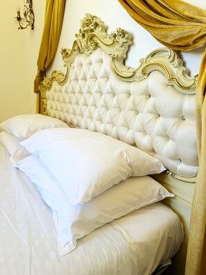 Quarto casal luxo | Lençóis italianos Frette, roupas de cama premium, edredons de pluma
