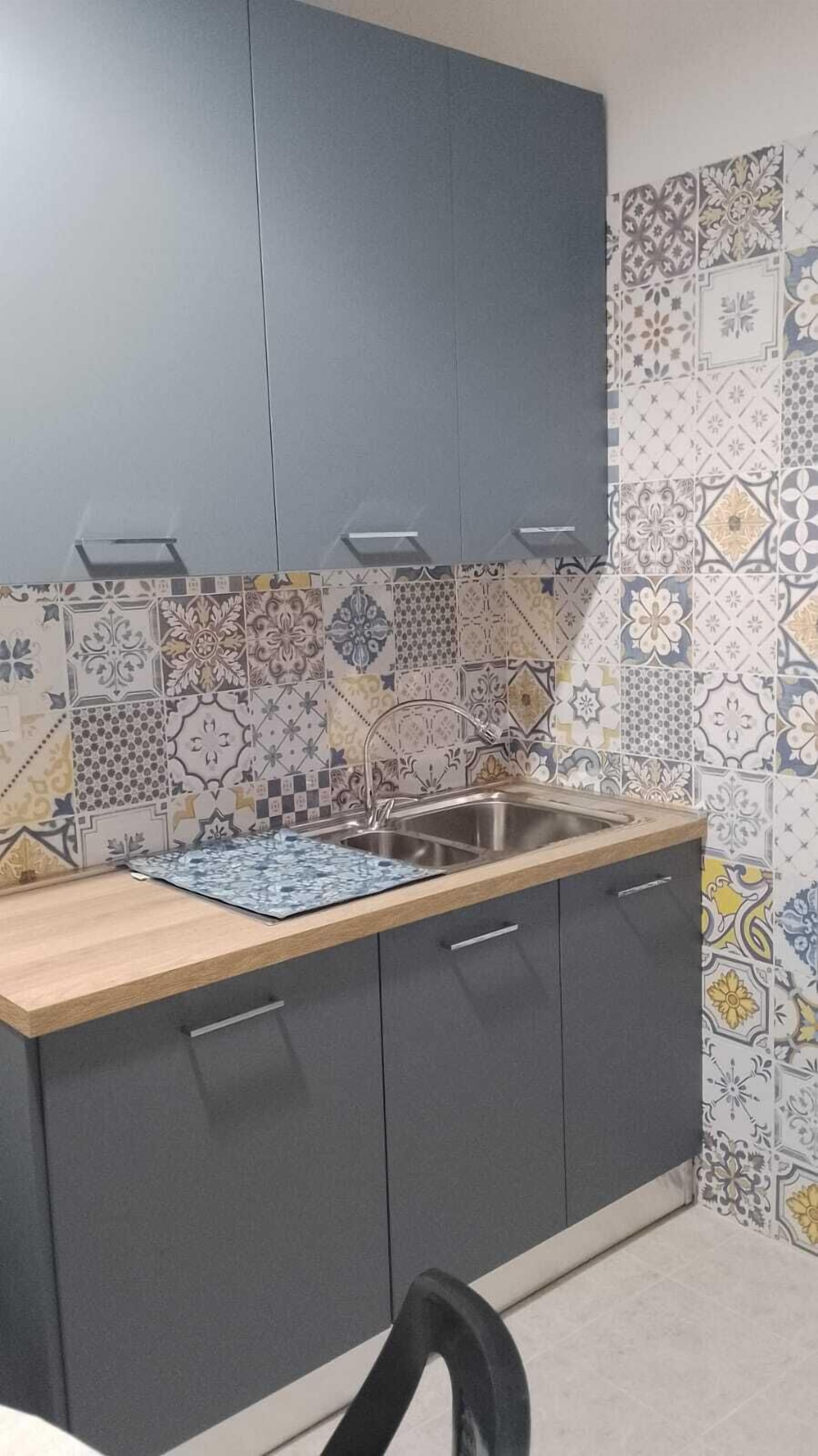 Refrigerador, tetera/pava eléctrica, silla alta para bebés