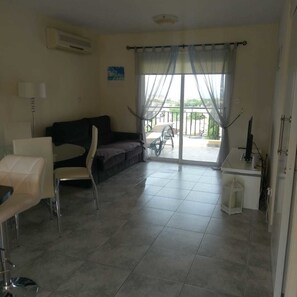 Standard-Apartment, 1 Schlafzimmer, Poolblick | Wohnbereich | Flachbildfernseher, DVD-Player