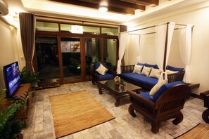 2 Bedrooms Vacation House | Phòng khách | Smart TV