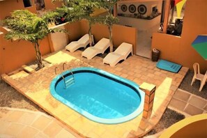 Outdoor pool, pool umbrellas, pool loungers - Pousada Portal das Cores (Ipojuca)