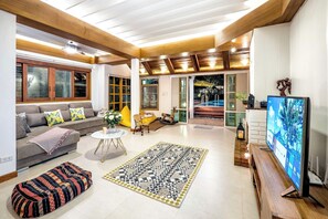 4 Bedrooms Vacation House | Living area | Smart TV