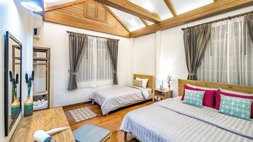 4 Bedrooms Vacation House | 4 bedrooms, desk, iron/ironing board, rollaway beds