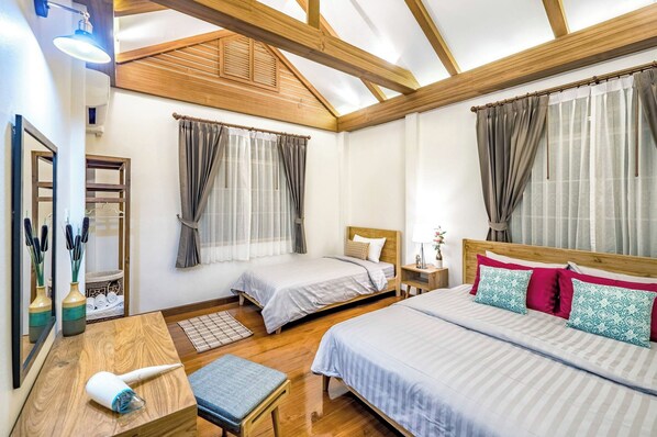 4 Bedrooms Vacation House  | 4 bedrooms, desk, iron/ironing board, rollaway beds