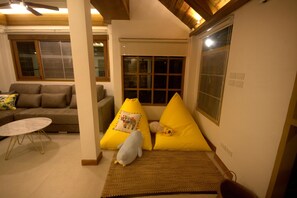 4 Bedrooms Vacation House | Living area | Smart TV
