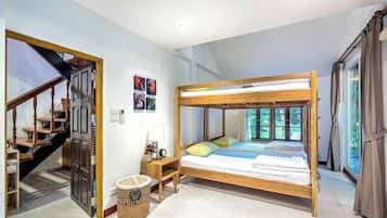 4 Bedrooms Vacation House | 4 bedrooms, desk, iron/ironing board, rollaway beds