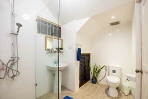 4 Bedrooms Vacation House  | Bathroom | Shower, free toiletries, hair dryer, slippers