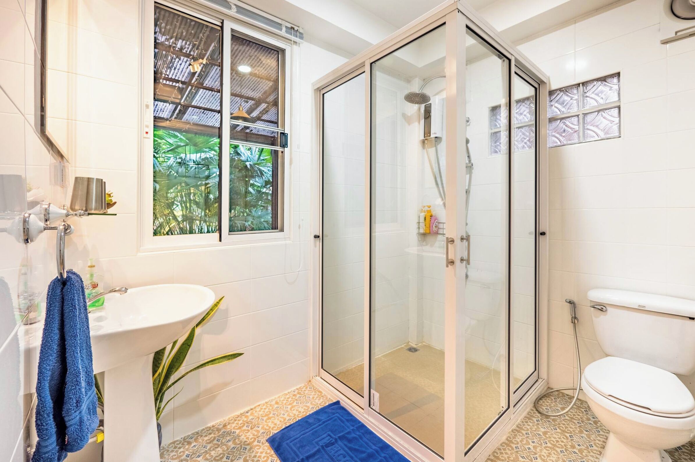 4 Bedrooms Vacation House  | Bathroom | Shower, free toiletries, hair dryer, slippers