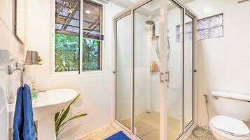 4 Bedrooms Vacation House | Bathroom | Shower, free toiletries, hair dryer, slippers