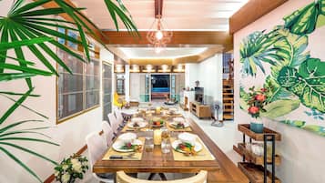 4 Bedrooms Vacation House | Living area | Smart TV