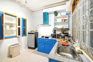 4 Bedrooms Vacation House | Private kitchen | Full-size fridge, microwave, stovetop, dishwasher