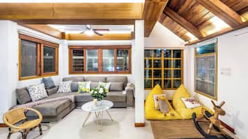 4 Bedrooms Vacation House  | Living area | Smart TV