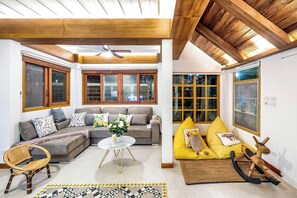 4 Bedrooms Vacation House | Living area | Smart TV