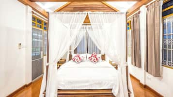 4 Bedrooms Vacation House | 4 bedrooms, desk, iron/ironing board, rollaway beds