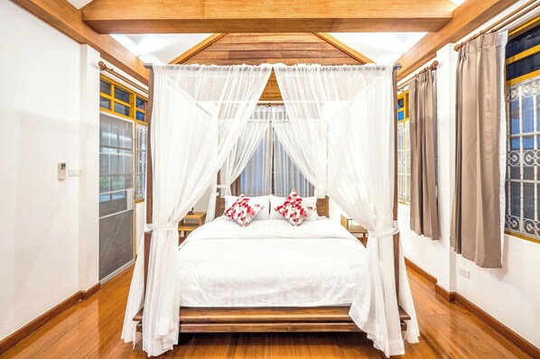 4 Bedrooms Vacation House | 4 bedrooms, desk, iron/ironing board, rollaway beds