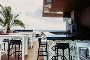 Poolside bar - MARQUEE Playa Hotel (Playa del Carmen)