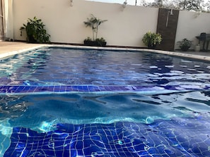 Kolam renang outdoor, dengan cabana gratis dan payung kolam renang