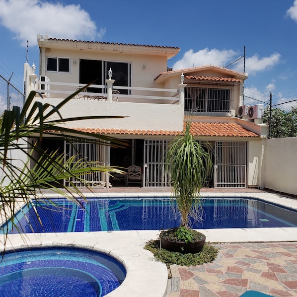 Kolam renang outdoor, dengan cabana gratis dan payung kolam renang