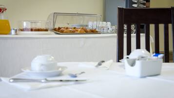 Ein Frühstücksbuffet mit Gebäck, Kaffee und Tee.