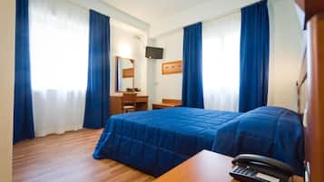 Cofres nos quartos, escrivaninha, ferros/tábuas de passar roupa