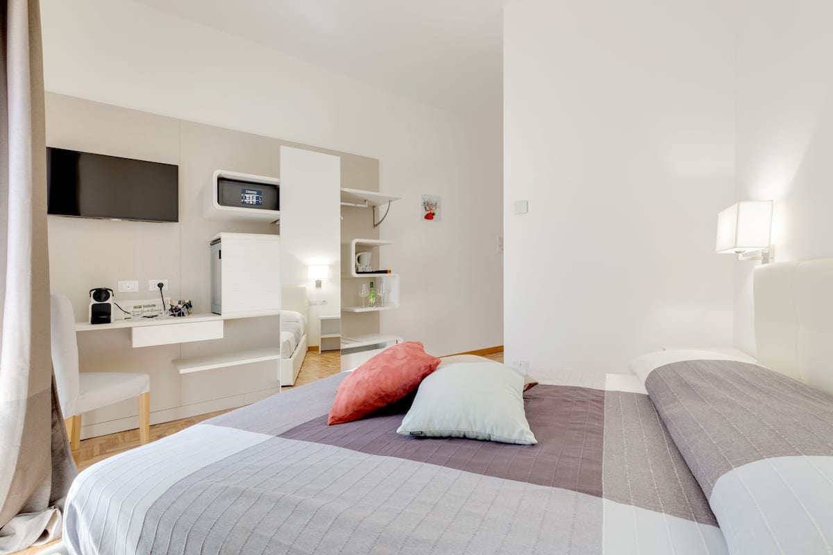 Deluxe-dobbeltværelse - 1 queensize-seng - balkon - byudsigt | 1 soveværelse, premium-sengetøj, minibar, pengeskab på værelset