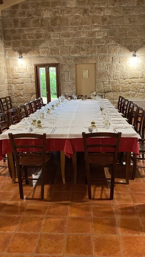 Se sirven almuerzos, cenas y cocina local 