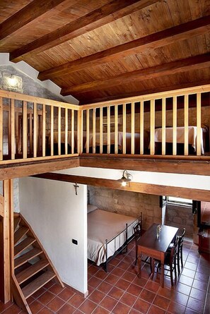 Perhehuoneisto, 2 makuuhuonetta | Tallelokero huoneessa, työpöytä, vuodevaatteet