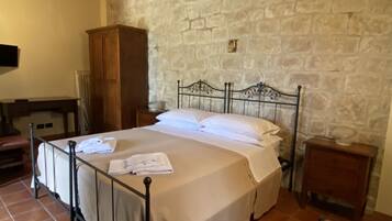 Double Room, Kitchenette | In-room safe, desk, bed sheets