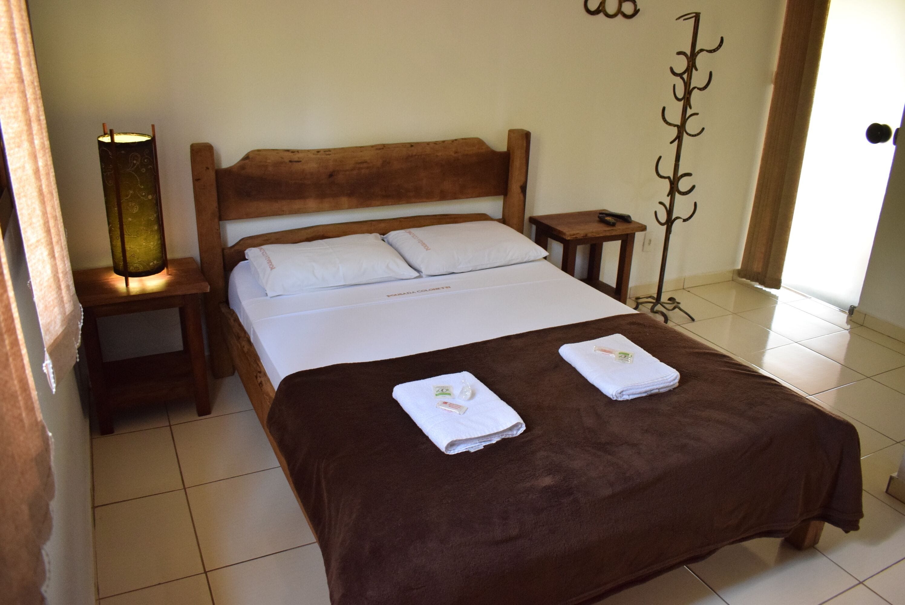 Minibar, tirai kedap cahaya, dan Wi-Fi gratis