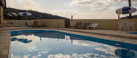 Una piscina al aire libre