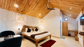 Habitación Confort | Área de sala de estar | Televisión