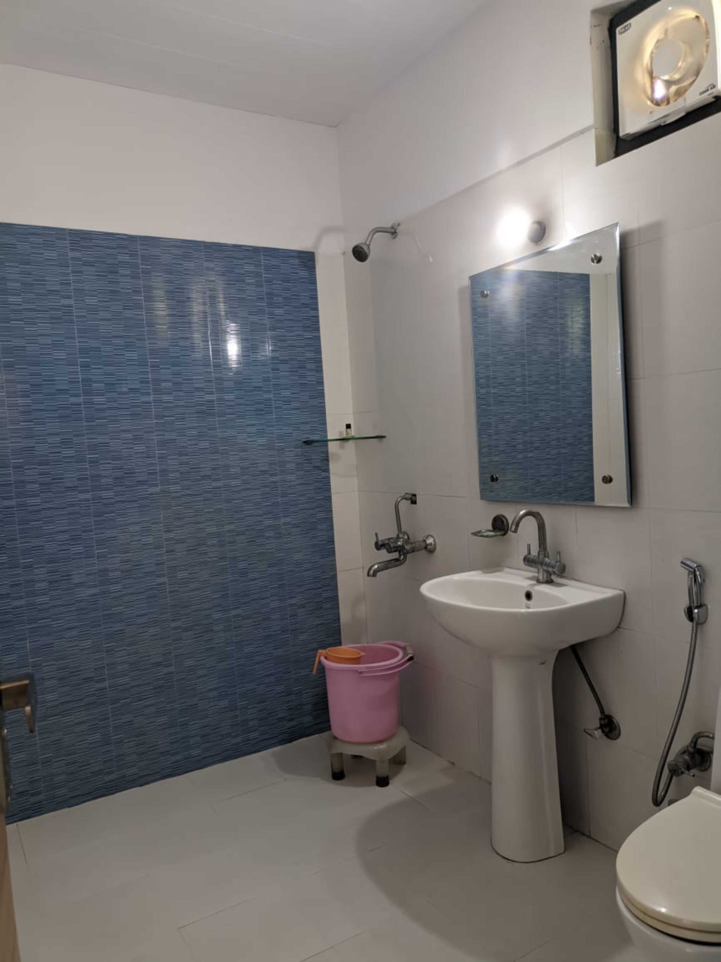 Un bagno con lavandino, specchio e servizi igienici.