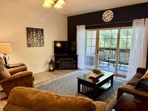 Condo, 3 phòng ngủ | Khu phòng khách | TV 