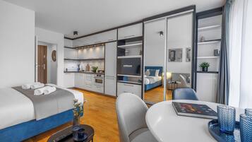 Suíte estúdio urbana, 1 cama Queen e sofá-cama | 1 quarto, espaço de trabalho para notebook, quartos à prova de som