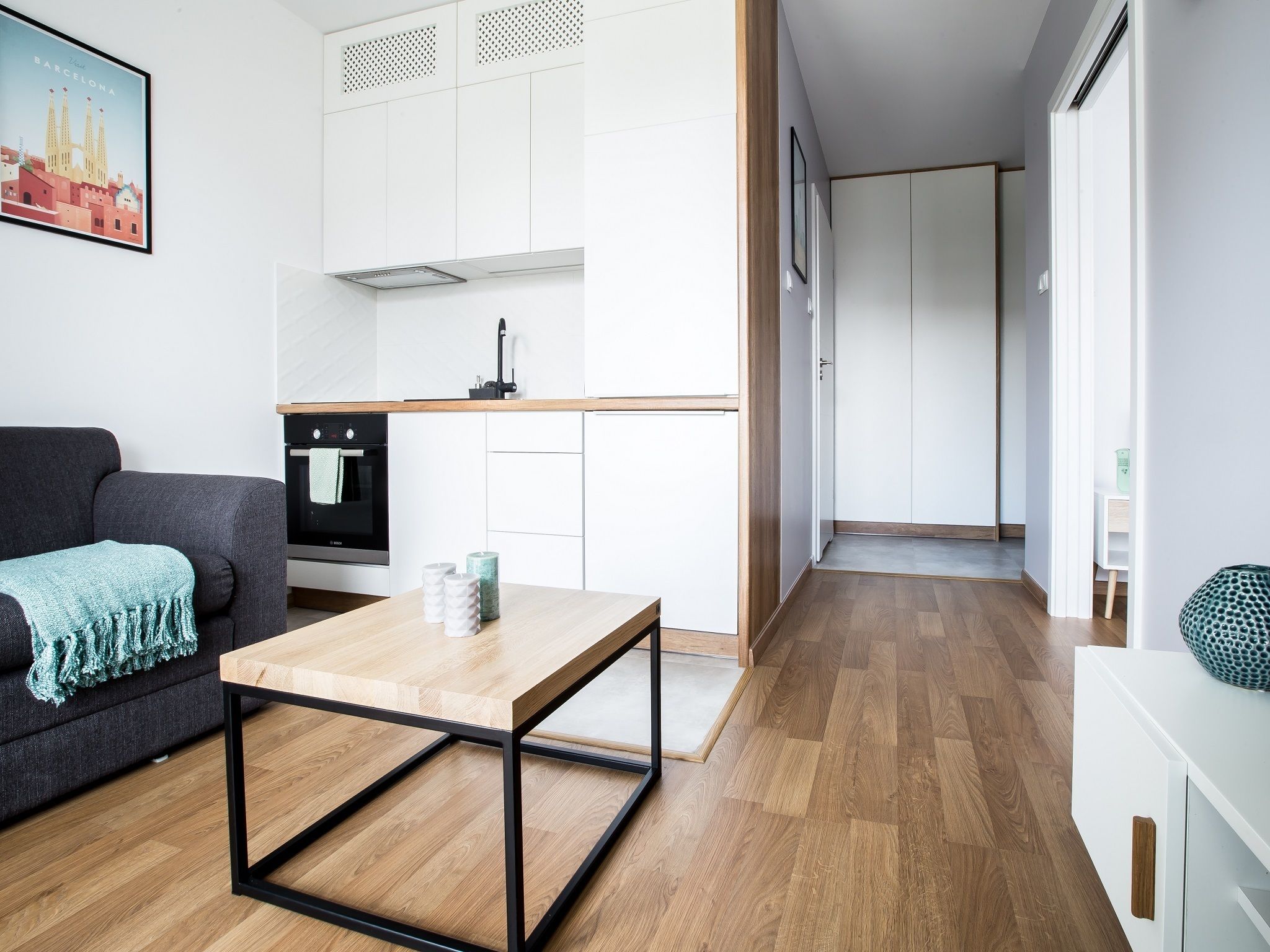 Un appartement moderne comprenant une cuisine, un coin repas et un salon.