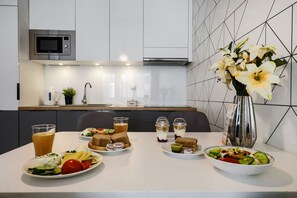 Apartamento ejecutivo, 1 habitación, balcón | Servicio de comidas en la habitación