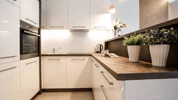 Departamento Deluxe, 1 habitación, balcón | Cocina privada | Refrigerador con congelador, parrilla de estufa y lavavajillas