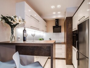 Apartamento Deluxe, 1 habitación, balcón | Zona de estar | Una televisión de pantalla plana, Netflix, servicios de streaming